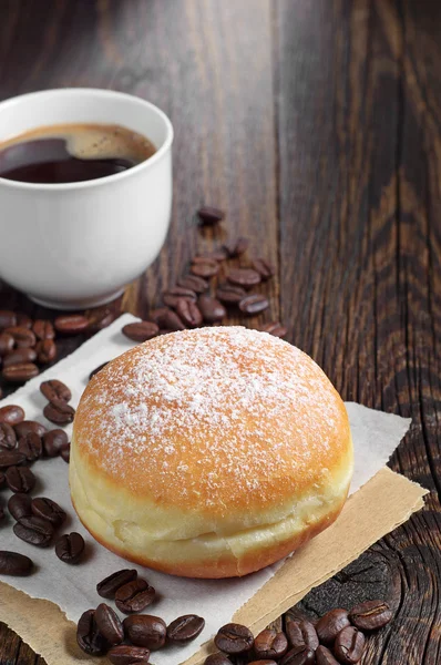 Doce donut e xícara de café na mesa — Fotografia de Stock