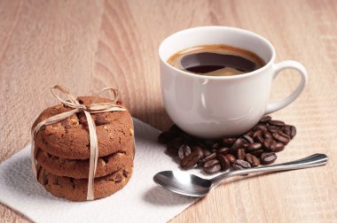 Kahve ve çikolatalı kurabiye.