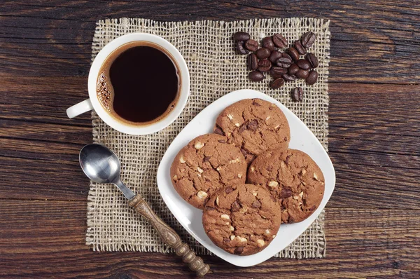 Tasse de café et biscuits au chocolat — Photo