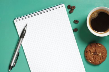 Açık not defteri ve kahve