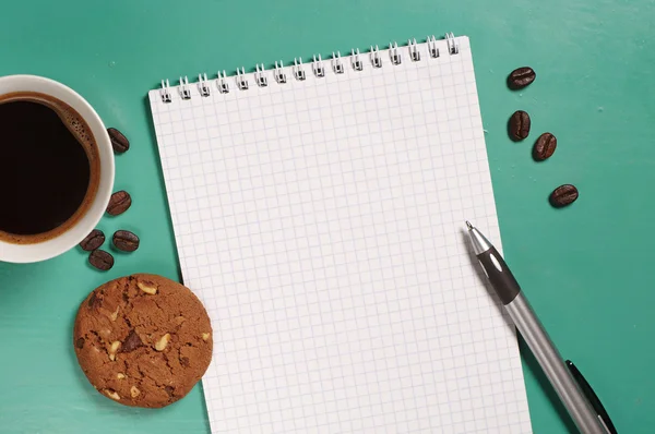 Café com bolacha e bloco de notas — Fotografia de Stock