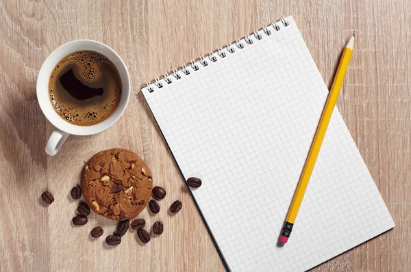 Koffie met cookie en Kladblok — Stockfoto