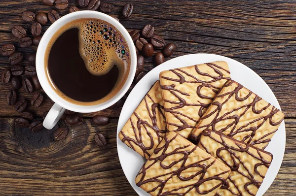 Placa con galletas de chocolate y café Imágenes De Stock Sin Royalties Gratis