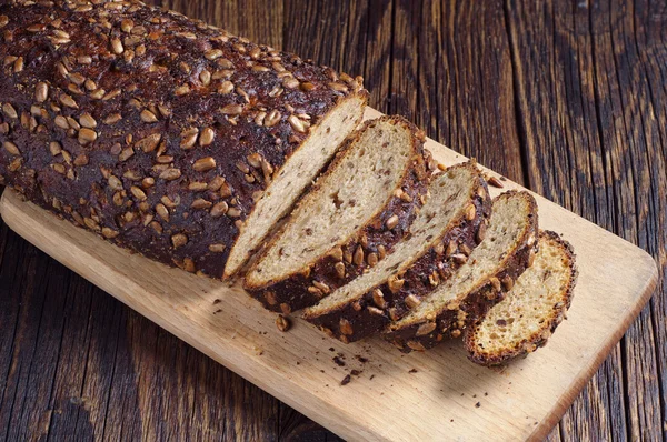 Нарезанный хлеб с семенами — стоковое фото