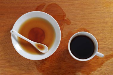 Bir fincan kahve masanın üstüne döküldü. Kavramsal fotoğraf