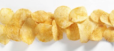 Patates cipsleri beyaz arka planda, yakın plan, üst görünüm