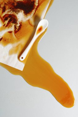 Masanın üstüne kahve döküldü, üst manzara. Kavramsal fotoğraf