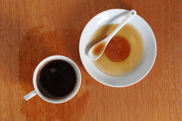 Bir fincan kahve masanın üstüne döküldü. Kavramsal fotoğraf