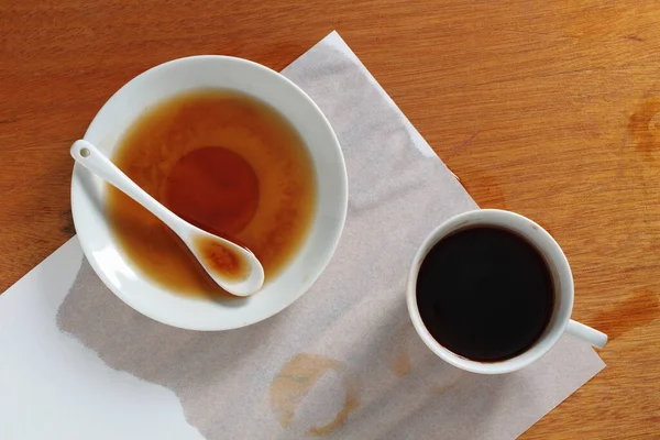 Bir fincan kahve masanın üstüne döküldü. Kavramsal fotoğraf