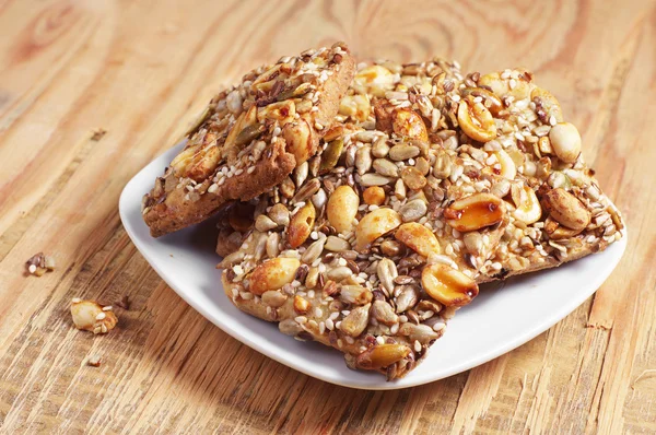 Zoete koekjes met noten en zaden — Stockfoto