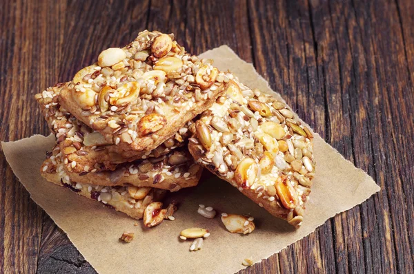 Zoete koekjes met noten en zaden — Stockfoto