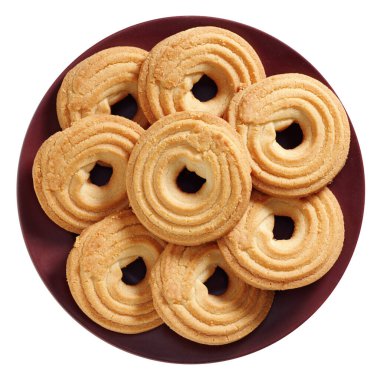 Beyaz üzerine izole edilmiş seramik tabakta geleneksel Danimarka kurabiyeleri.