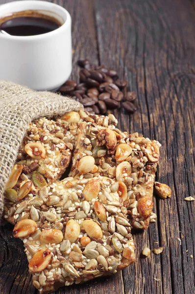 Zoete koekjes met noten en koffie — Stockfoto