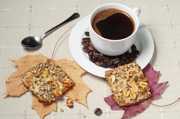 Café y galletas con frutos secos — Foto de Stock