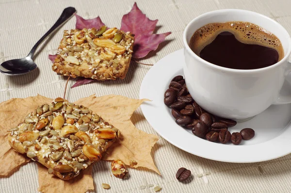 Kawa i ciasteczka z orzechami — Zdjęcie stockowe