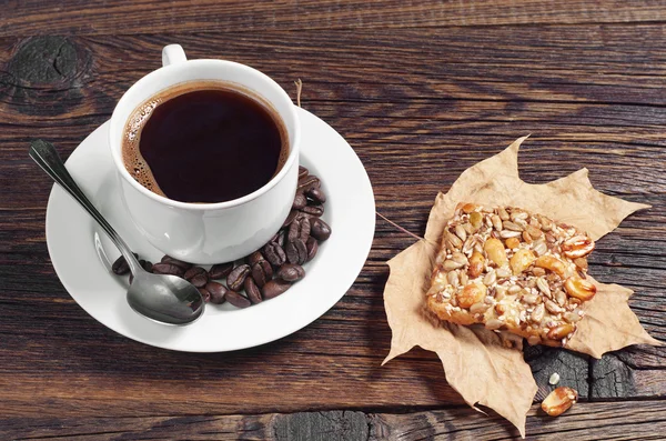 咖啡和果仁饼干 — 图库照片