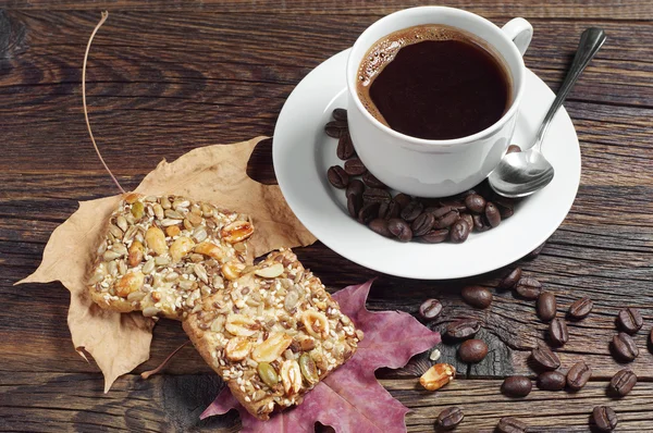 Koffie en koekjes met noten — Stockfoto