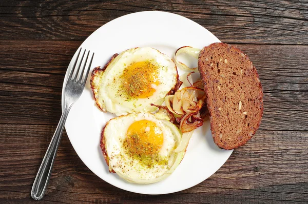 Stekta ägg med lök till frukost — Stockfoto