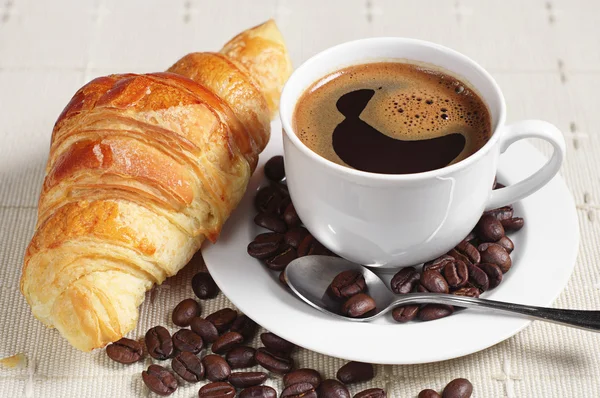 Kaffe och croissant — Stockfoto