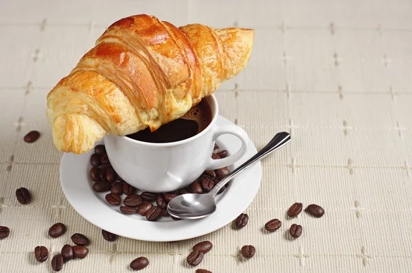 Kaffee mit Croissant — Stockfoto