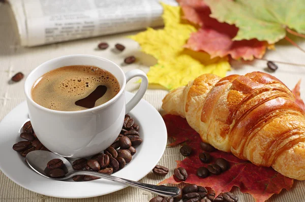 Café, croissant et journal — Photo