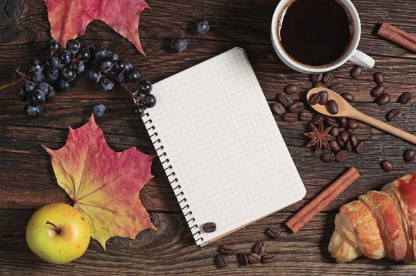 Σύνθεση με το σημειωματάριο, καφές και φρούτα — Φωτογραφία Αρχείου