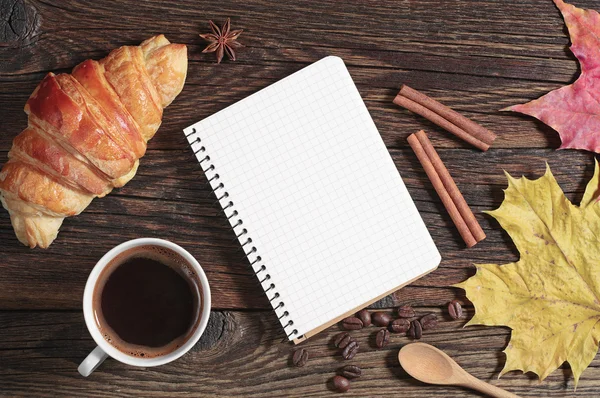 Açılan not defteri, kruvasan ve kahve — Stok fotoğraf