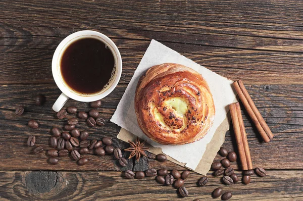 Bun and cup of coffee — Stock Photo, Image