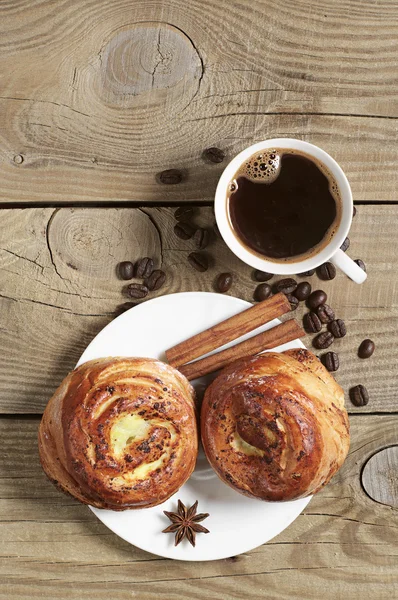 Deux petits pains avec confiture et tasse de café — Photo