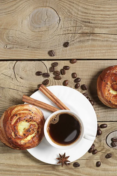 Dos bollos con queso y una taza de café —  Fotos de Stock