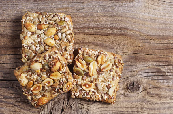 Biscoitos com nozes e sementes — Fotografia de Stock