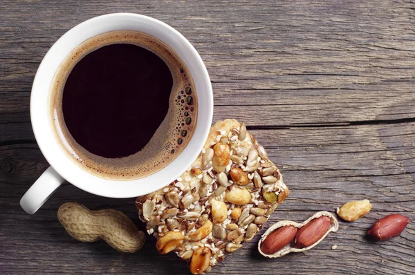 Café y galletas con frutos secos —  Fotos de Stock