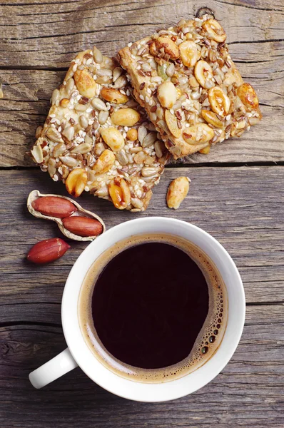 Koffie en koekjes met noten — Stockfoto