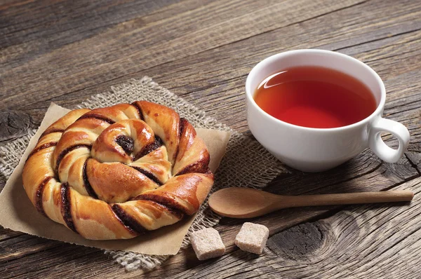 Taza de té y bollo dulce — Foto de Stock