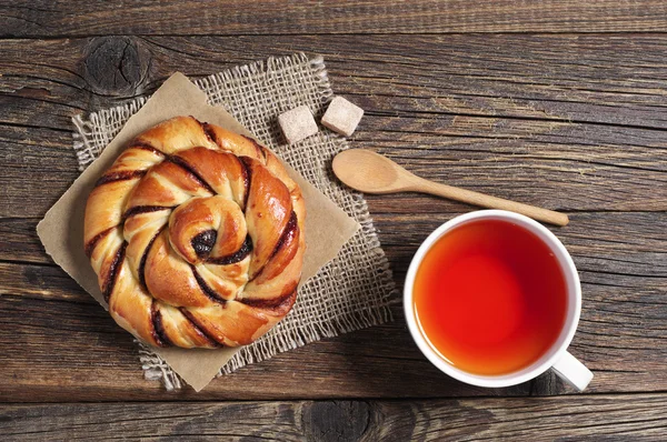 Xícara de chá e pão doce — Fotografia de Stock