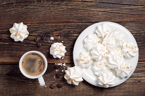 Baiser-Kekse und Kaffee — Stockfoto