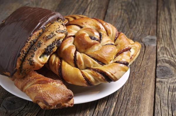 Teller mit frischen Brötchen — Stockfoto