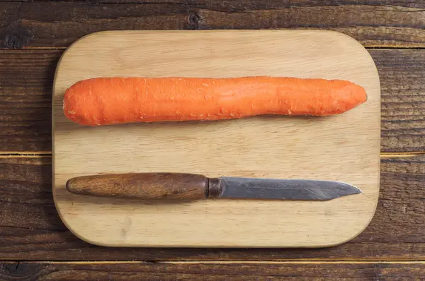 Zanahorias y cuchillo viejo —  Fotos de Stock