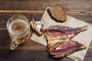 kurutulmuş balık ve bira
