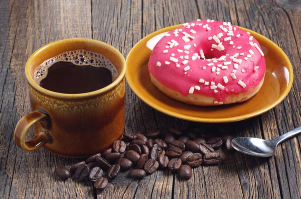 Café e donut com morango — Fotografia de Stock