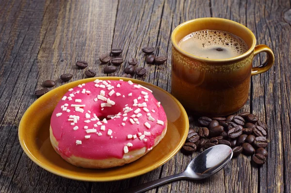 Donut med jordgubb och kaffe — Stockfoto