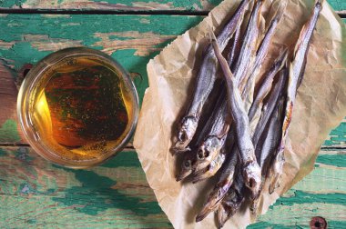Kurumuş tuzlu capelin ve bira