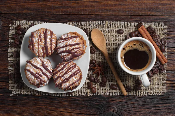 Heerlijke koekjes en koffiekopje — Stockfoto