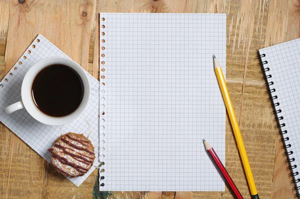 Café con galletas y bloc de notas — Foto de Stock