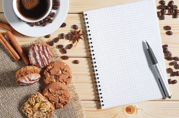 Café, galletas y bloc de notas —  Fotos de Stock