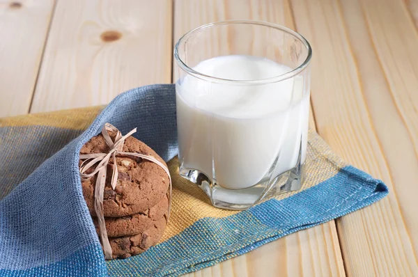 Glass with milk and cookies — Stock Photo, Image