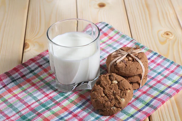 Glass with milk and cookies — Stock Photo, Image