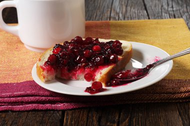 reçelli ekmek ve çay 