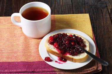 reçelli ekmek ve çay 