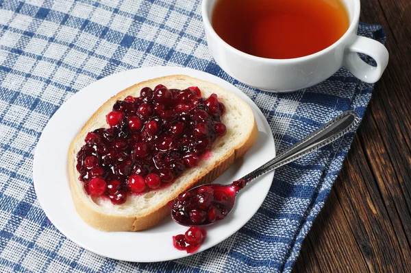 Reçel ve çay ile beyaz ekmek — Stok fotoğraf